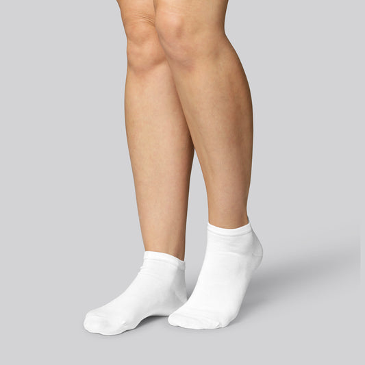 Vita ankelstrumpor av bambu för kvinnor