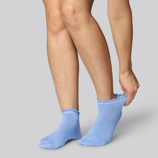 Ankelstrumpor i ljusblått med vågiga ribbade kanter för kvinnor