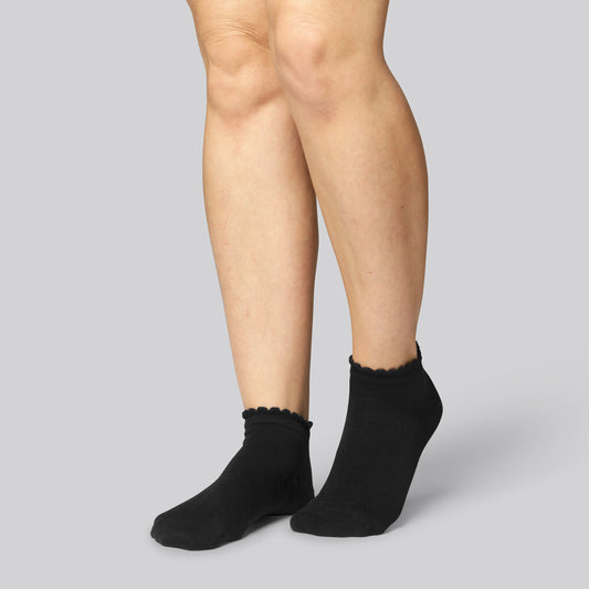 Svarta ankelstrumpor i bambu med vågiga ribbade kanter för kvinnor