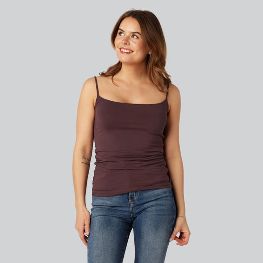 Damtopp i bordeauxröd bambu med smala axelband