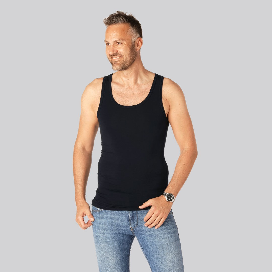 Marinblått herrundertröja i smal passform i bambu