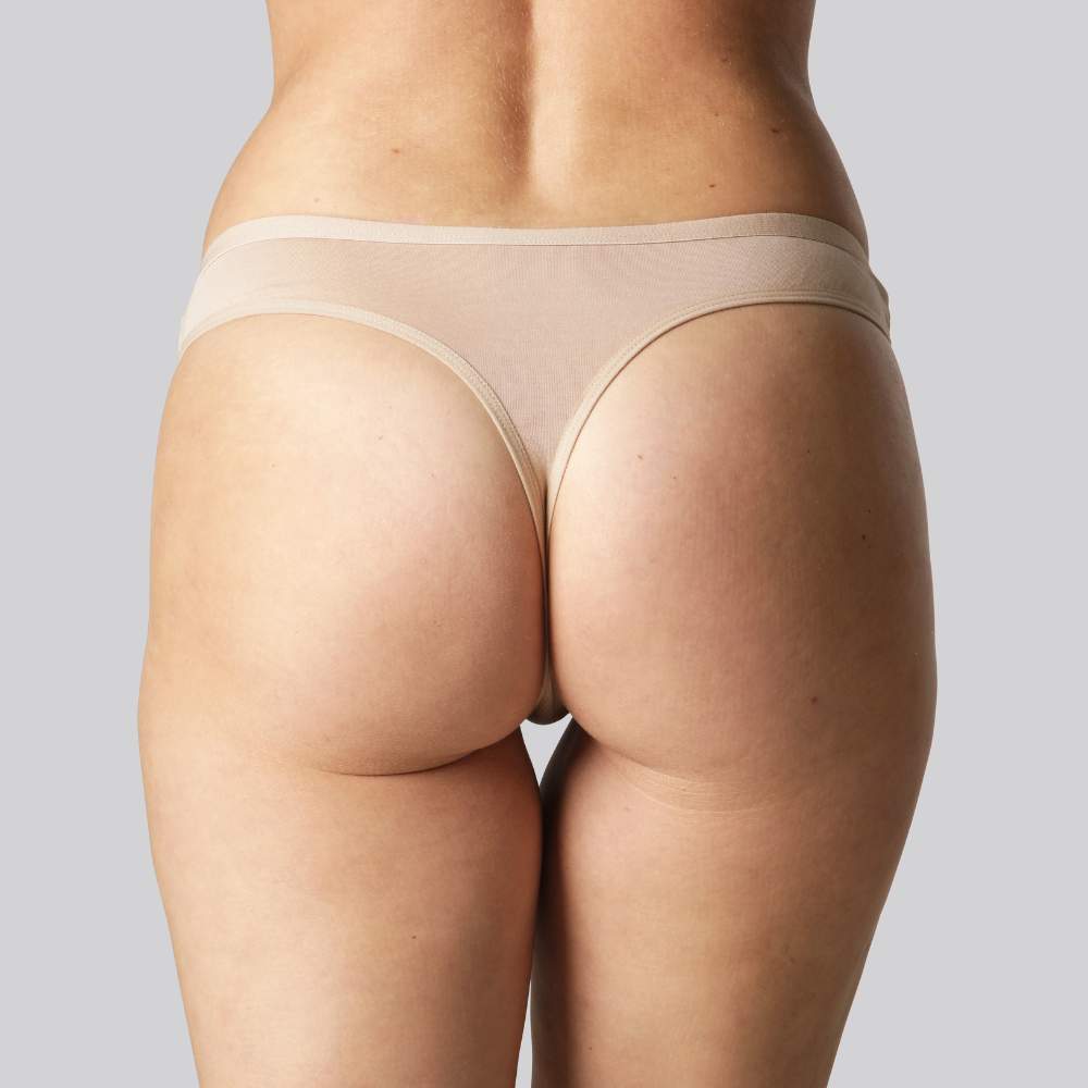 Beige bambu-stringtrosor