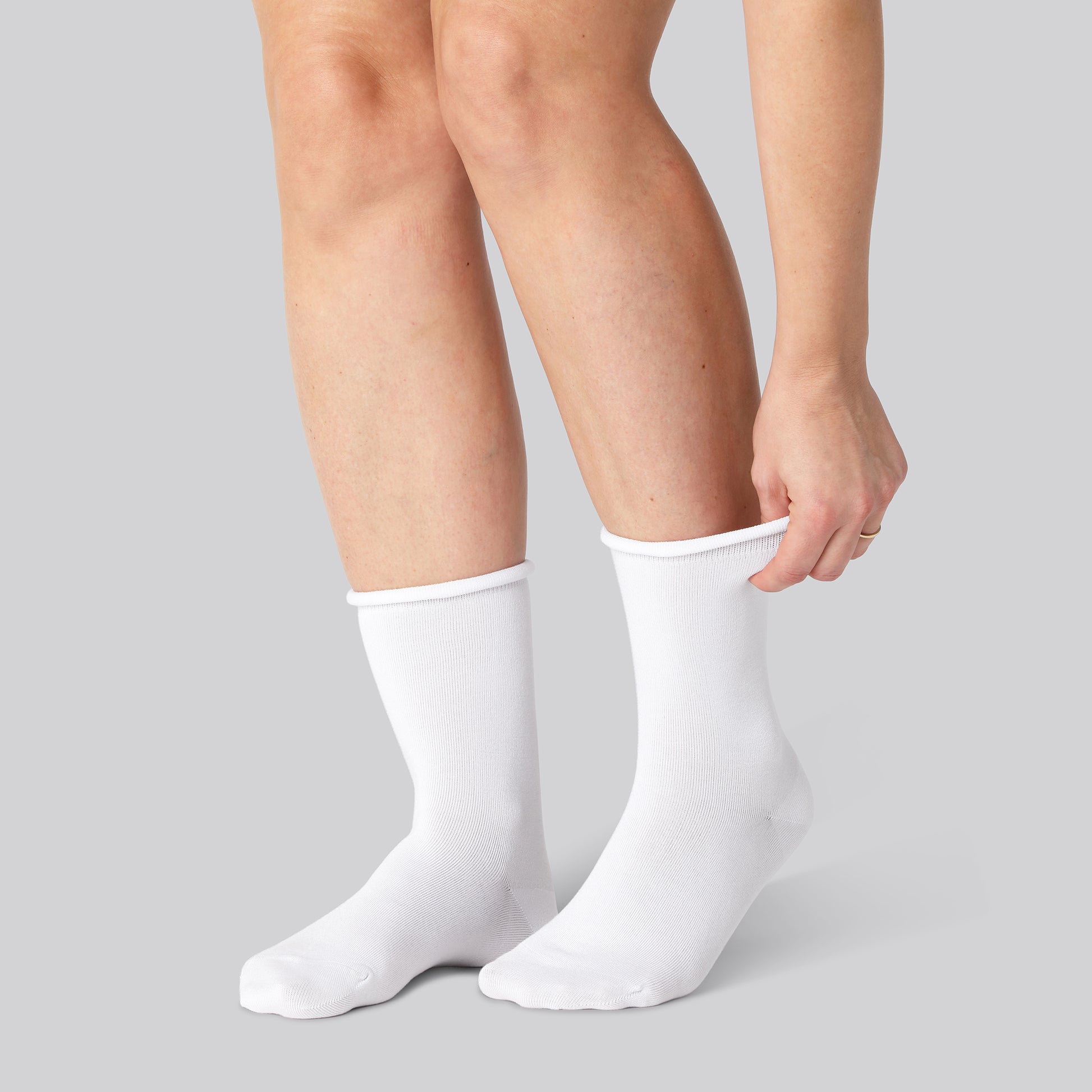 Vita bambusockor med rullad kant för kvinnor