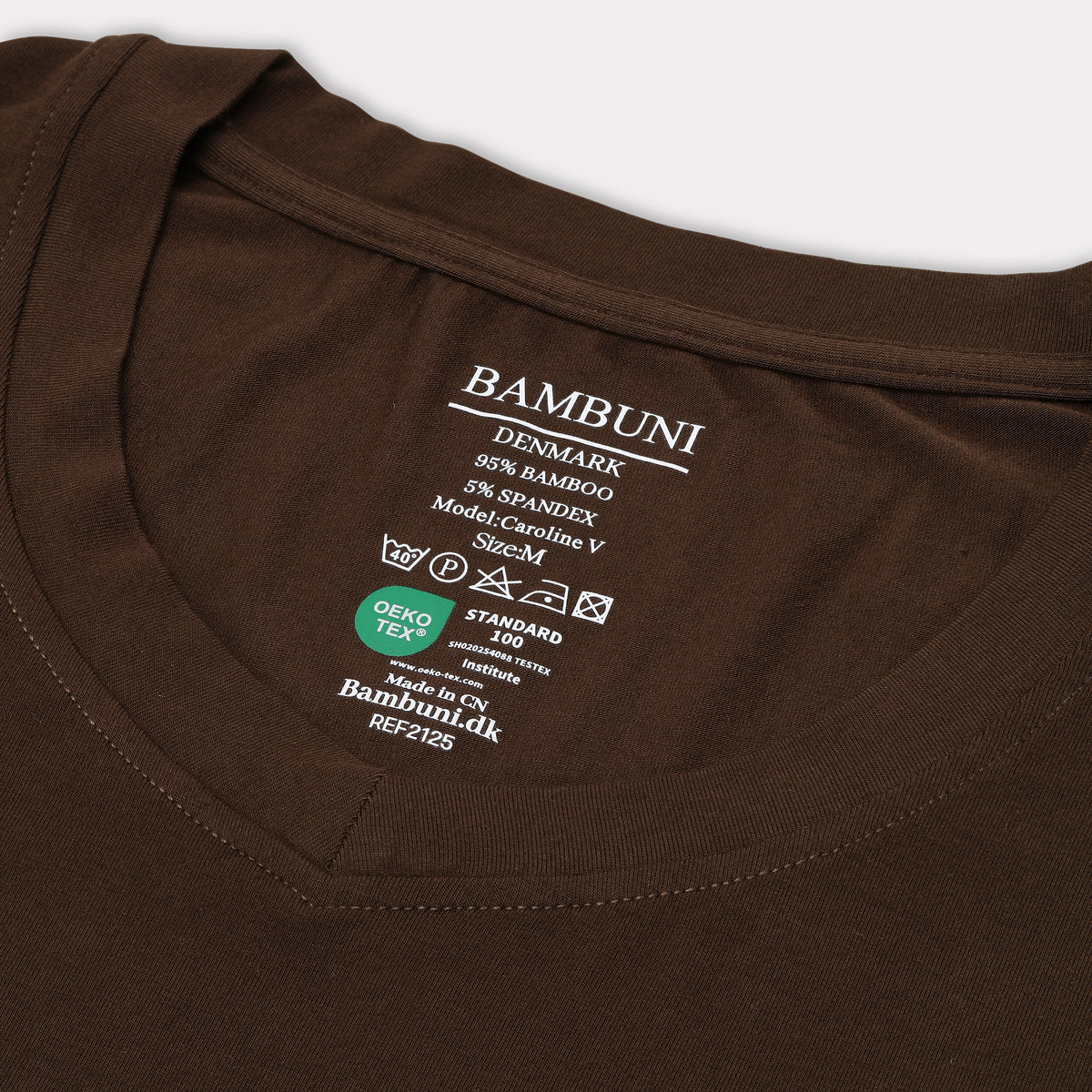 Bambus t-shirt v-hals i brun carelabel