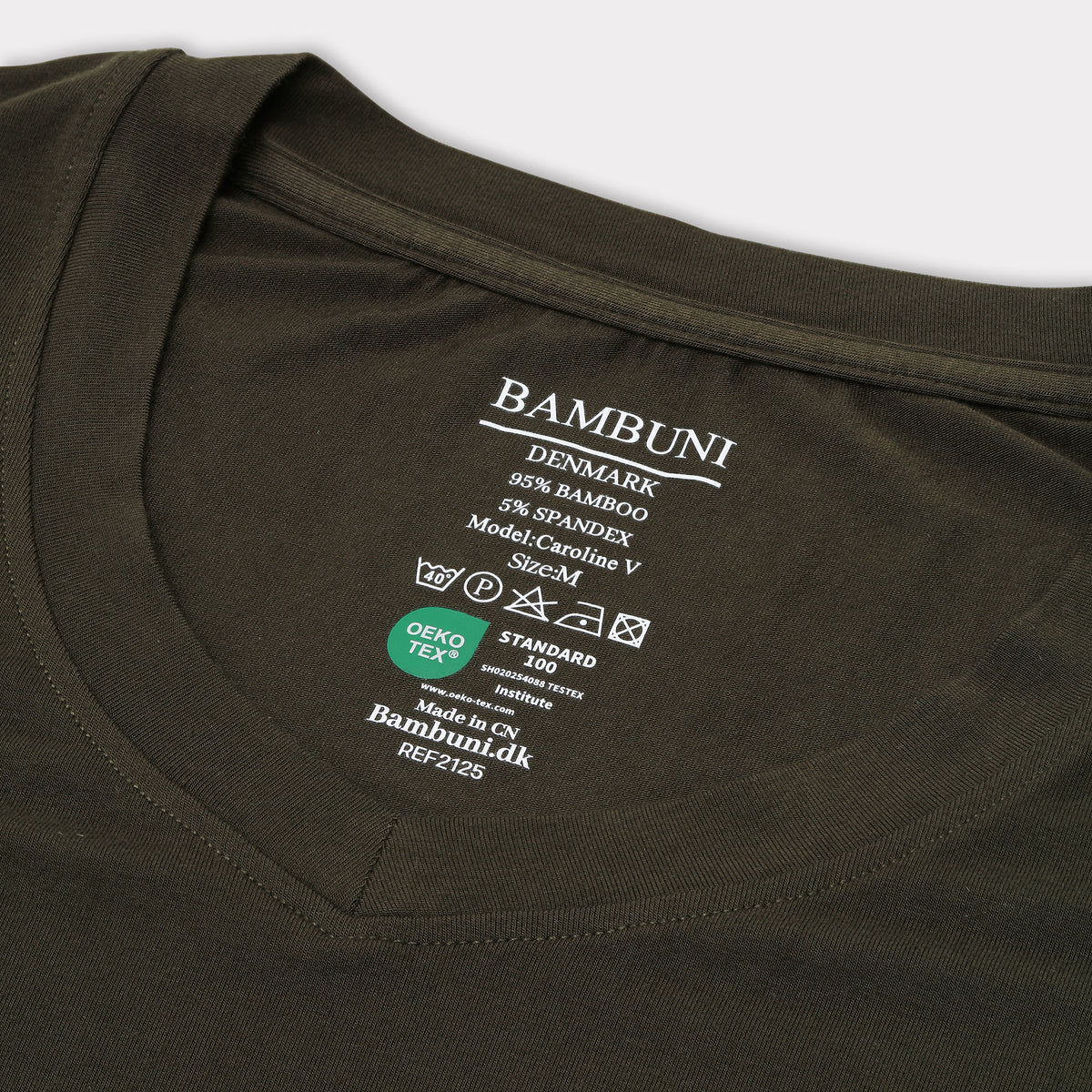 Bambus t-shirt v-hals i mørkegrøn carelabel