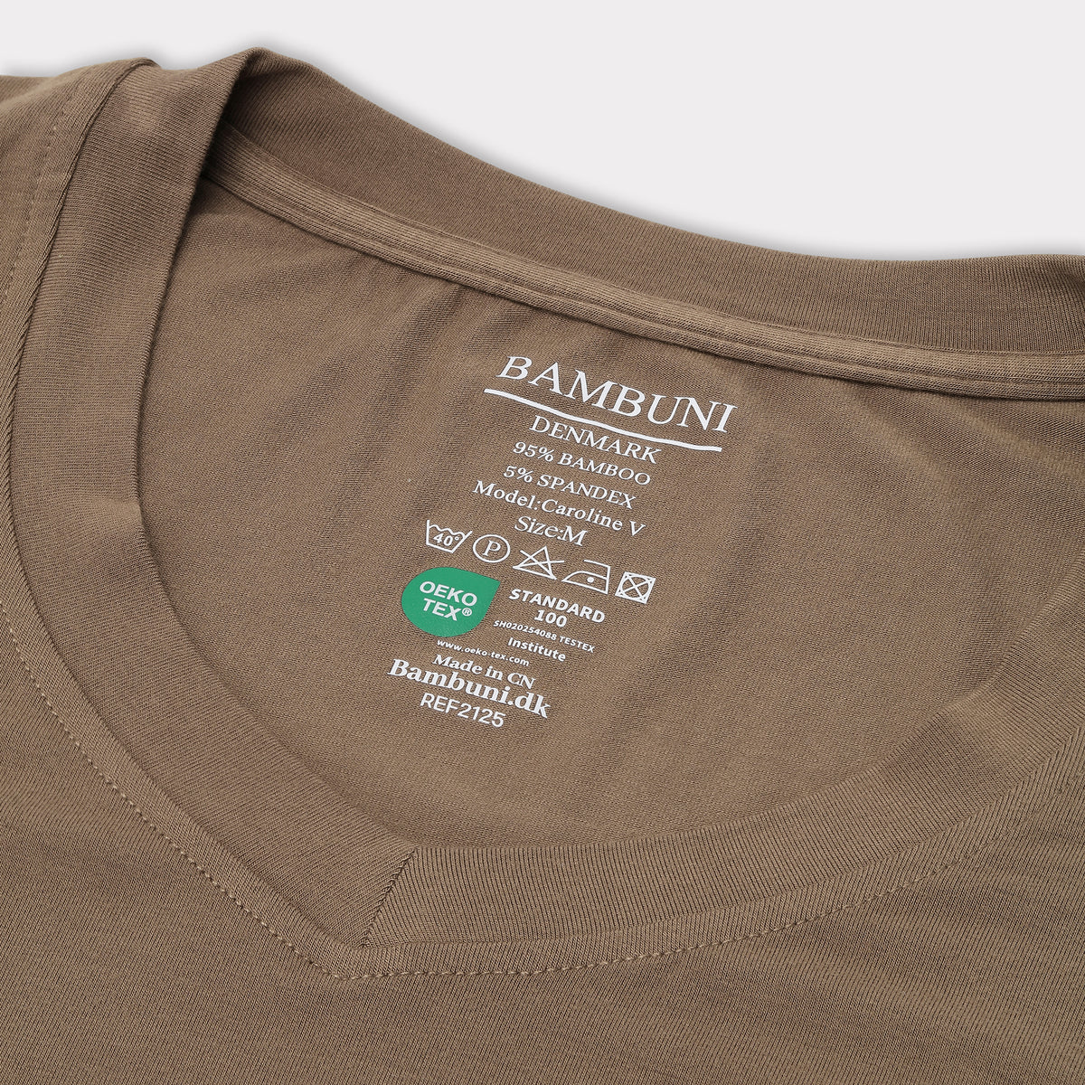 Bambus t-shirt v-hals i sand carelabel