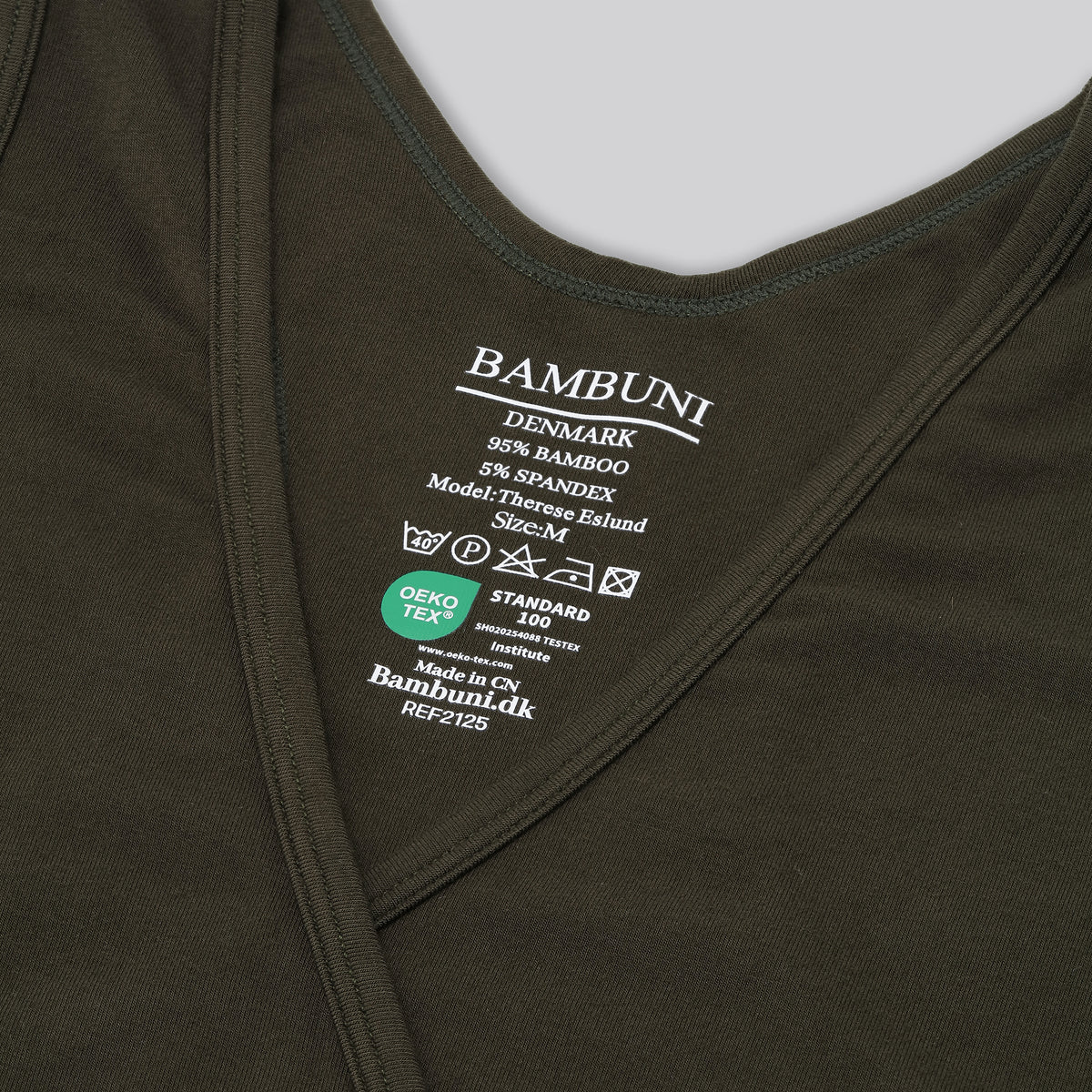 Bambus v-hals top i mørkegrøn til damer carelabel