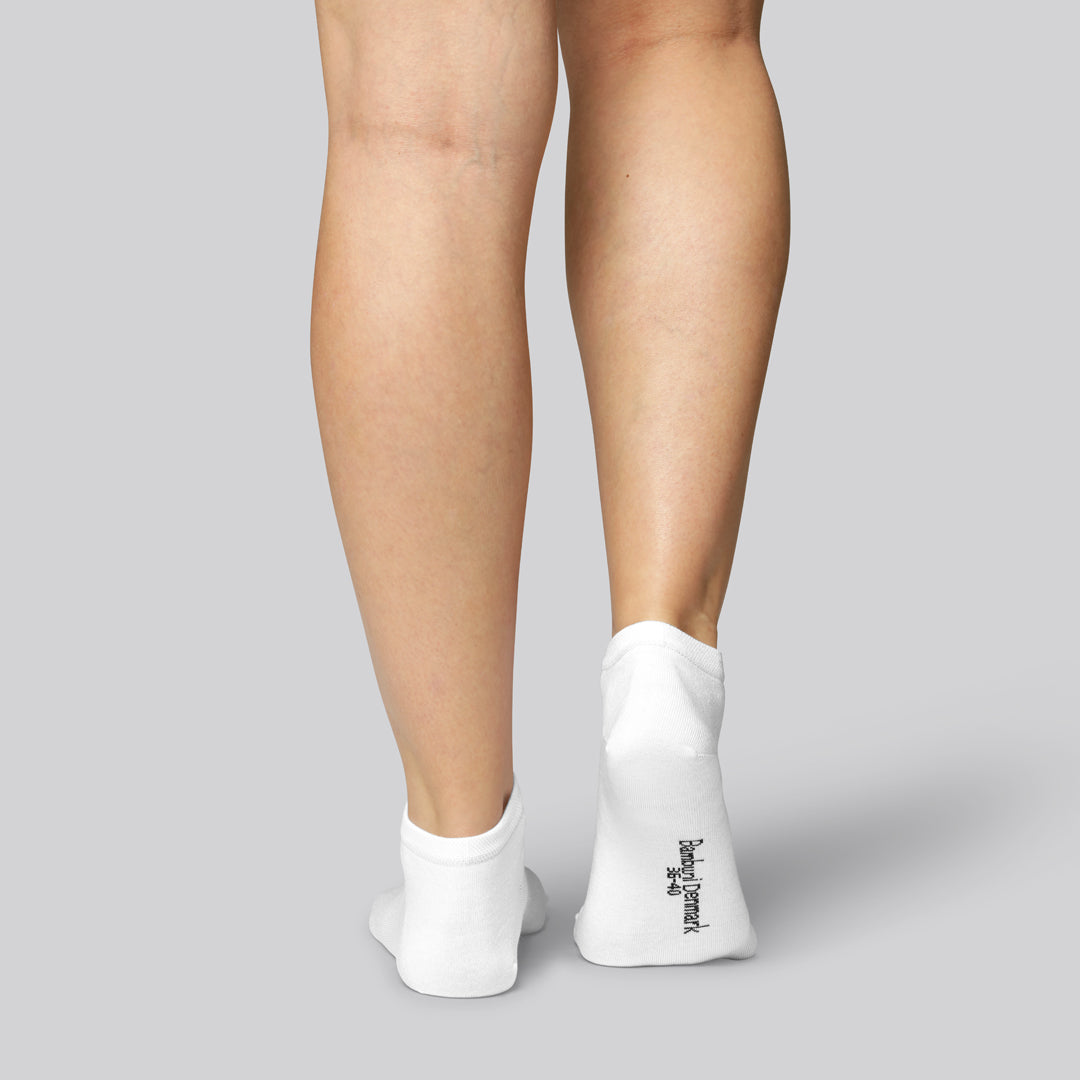 Vita ankelstrumpor av bambu för kvinnor