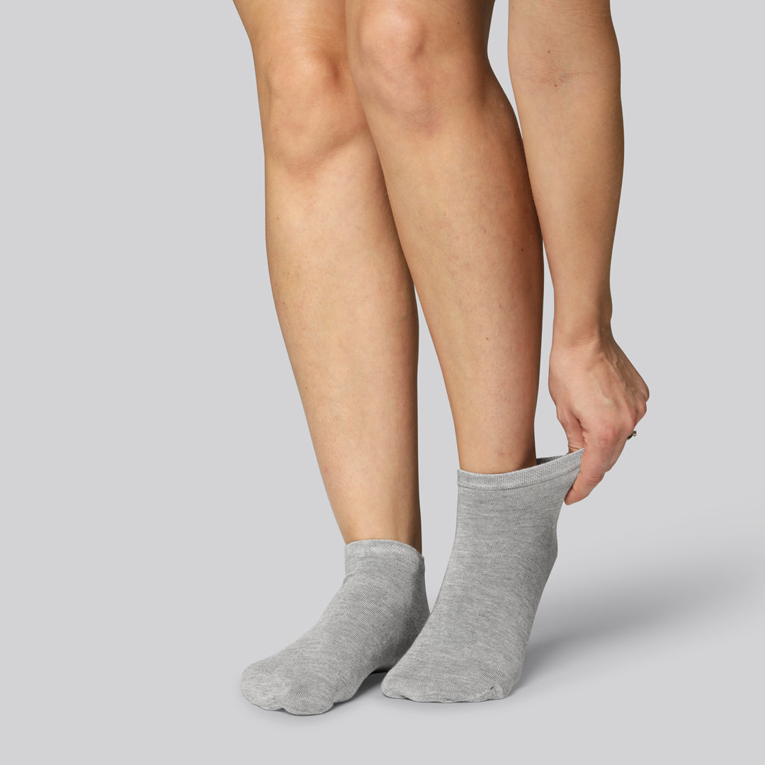 Ankelstrumpor i bambu i grått för kvinnor