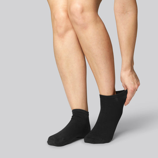 Svarta ankelstrumpor av bambu för kvinnor