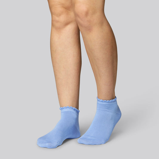 Ankelstrumpor i ljusblått med vågiga ribbade kanter för kvinnor