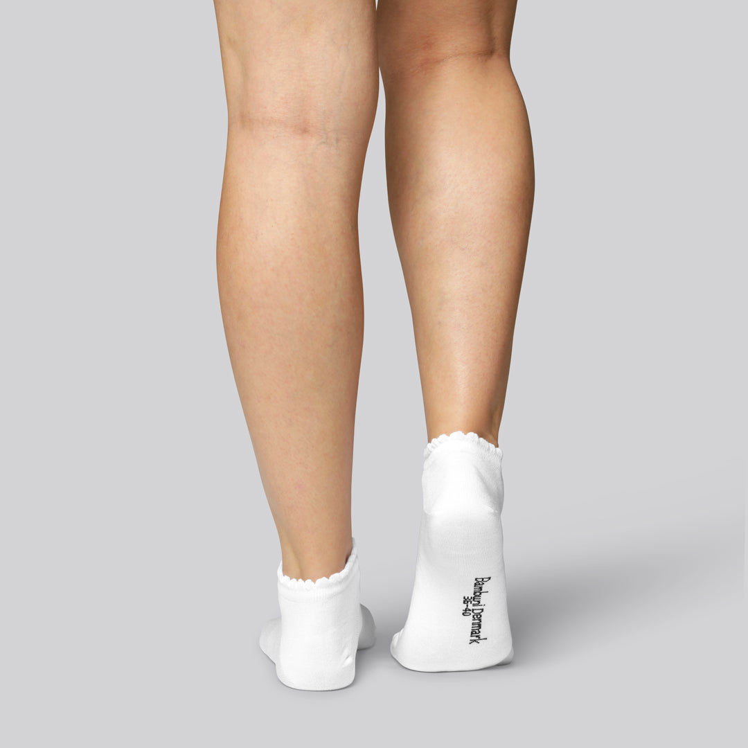 Vita ankelstrumpor av bambu för kvinnor