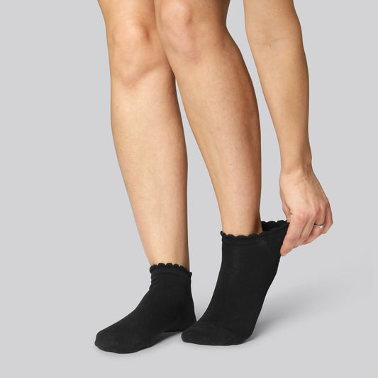Svarta ankelstrumpor i bambu med vågiga ribbade kanter för kvinnor