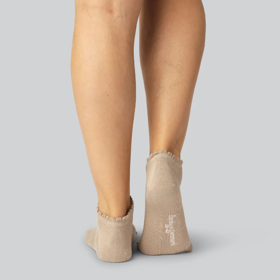 Beige bambusockor med vågiga ribbade kanter för kvinnor