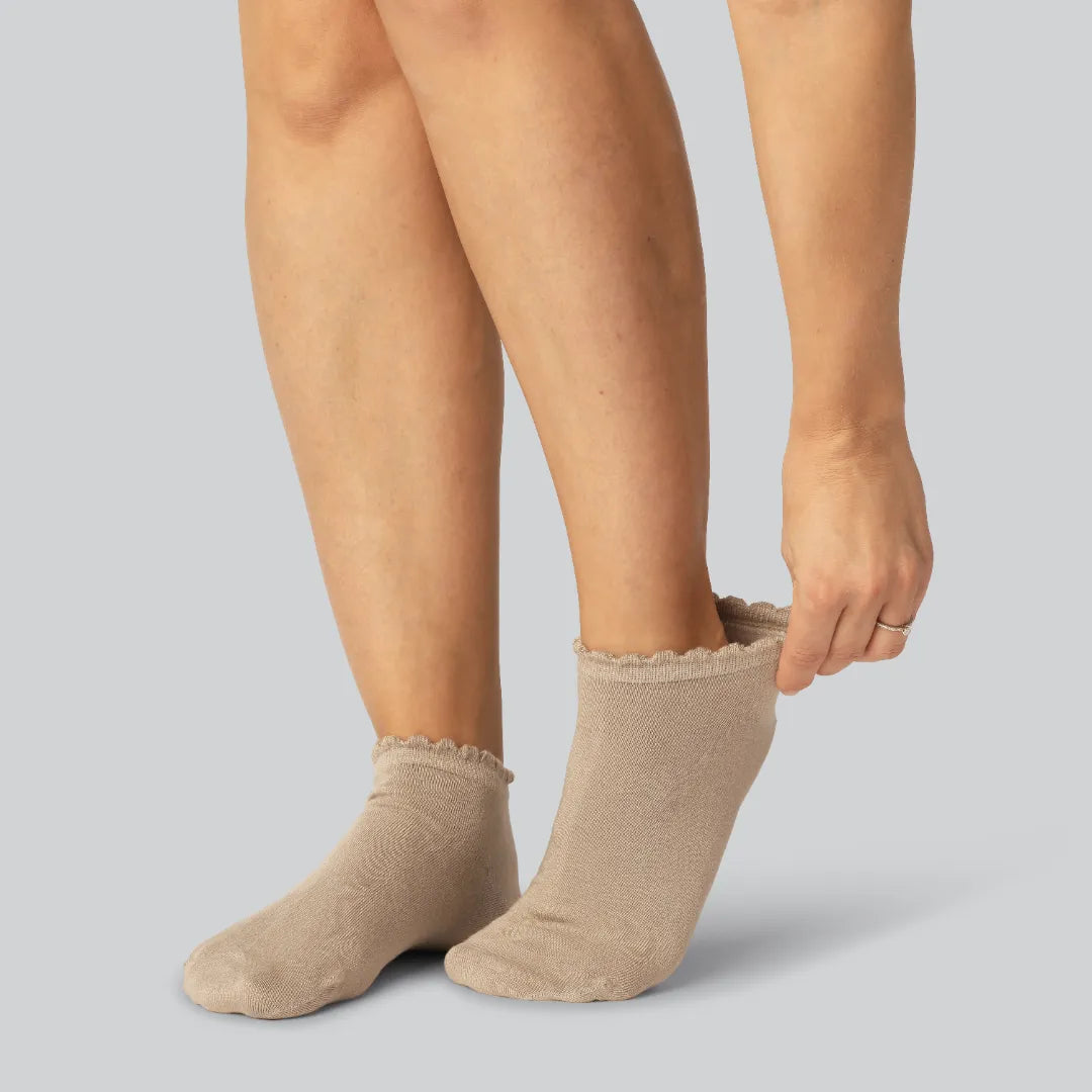 Beige bambusockor med vågiga ribbade kanter för kvinnor