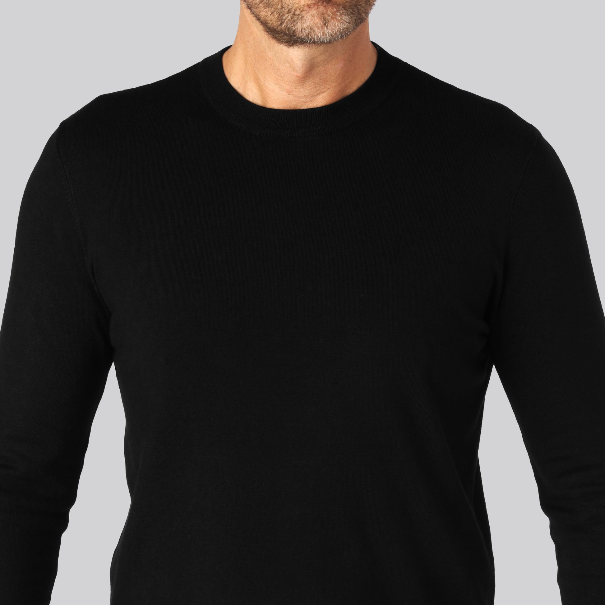 Svart stickad bambu-tröja med rund halsringning för män