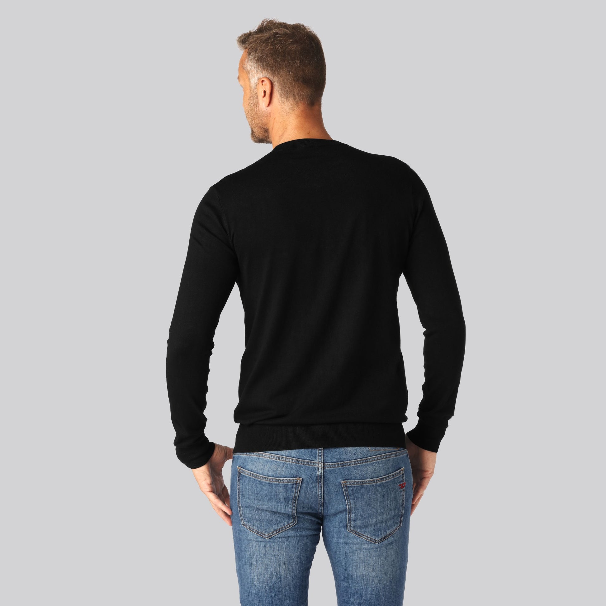 Svart stickad bambu-tröja med rund halsringning för män