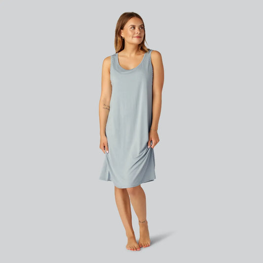 Nattlinne i bambu med breda axelband i ljusblått